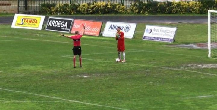 Telu niekedy nerozkážeš! Futbalové ihrisko nie je verejná toaleta